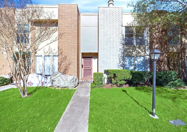 view of front of house with a front yard