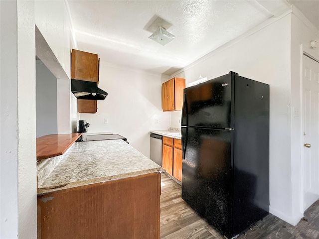 kitchen featuring range, a textured ceiling, light wood-type flooring, black refrigerator, and dishwasher