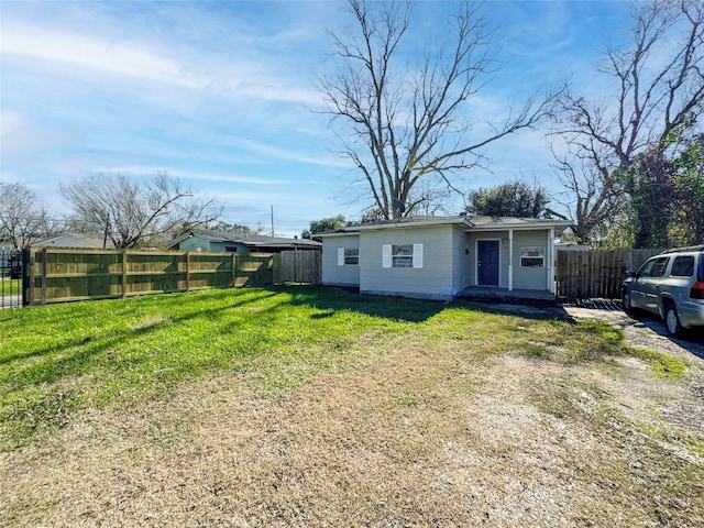 ranch-style home featuring a front lawn