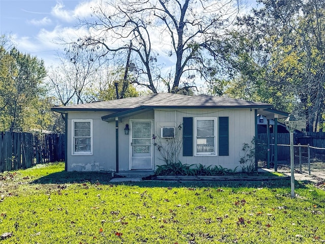 view of front of home featuring a front lawn