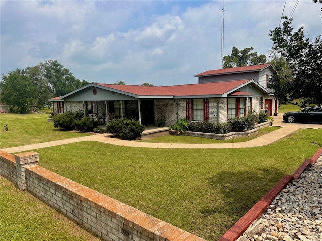 ranch-style house featuring a front yard