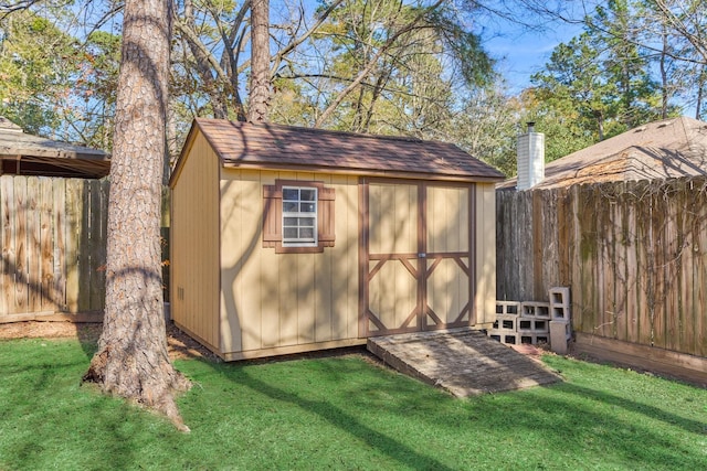 view of outdoor structure with a yard