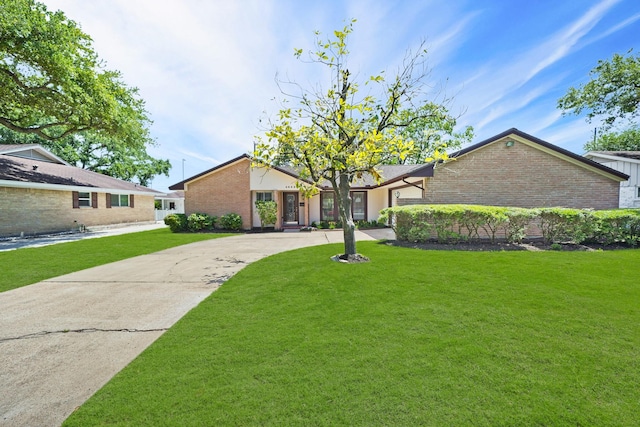 ranch-style home featuring a front lawn