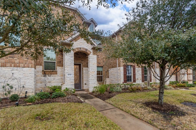 view of front of house with a front lawn