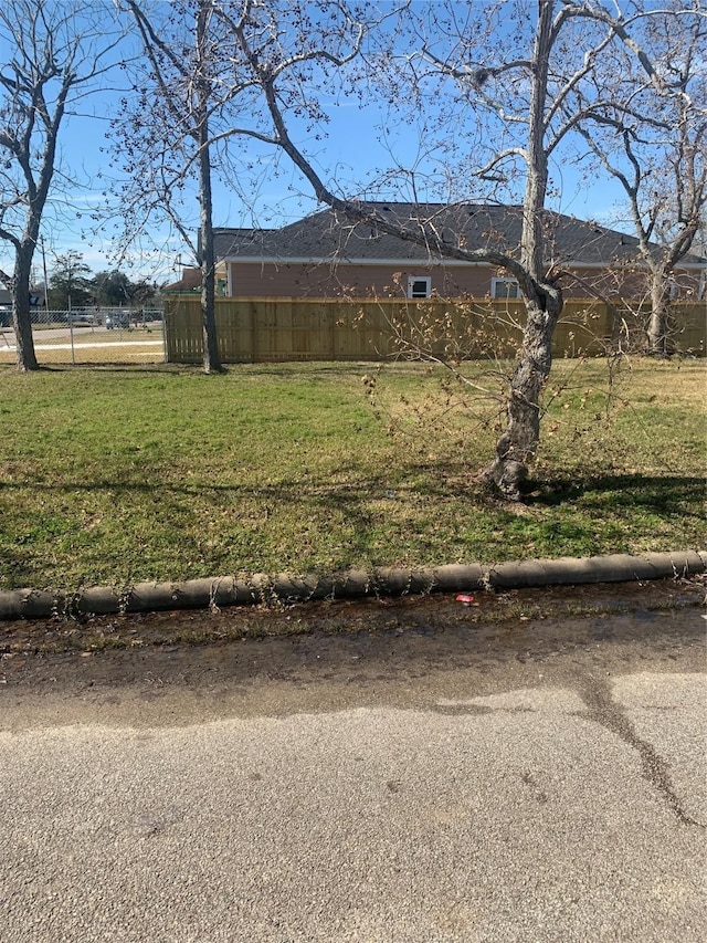 Listing photo 2 for 1300 Edison St, Baytown TX 77520