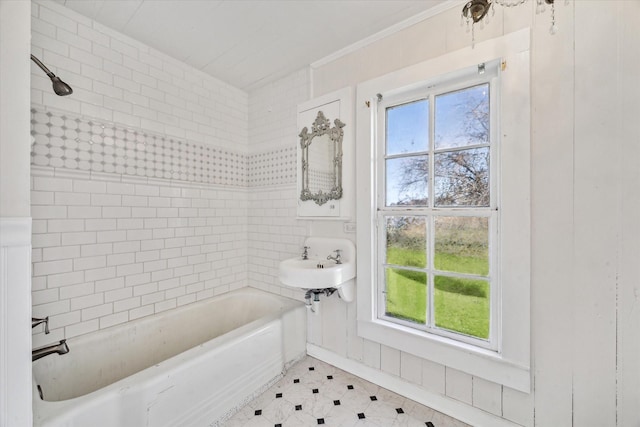 bathroom with tiled shower / bath and sink