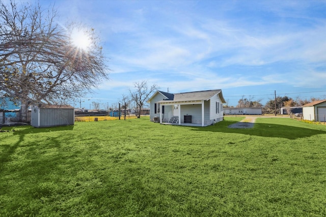 view of yard featuring a storage shed