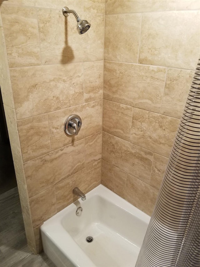 bathroom featuring tiled shower / bath combo