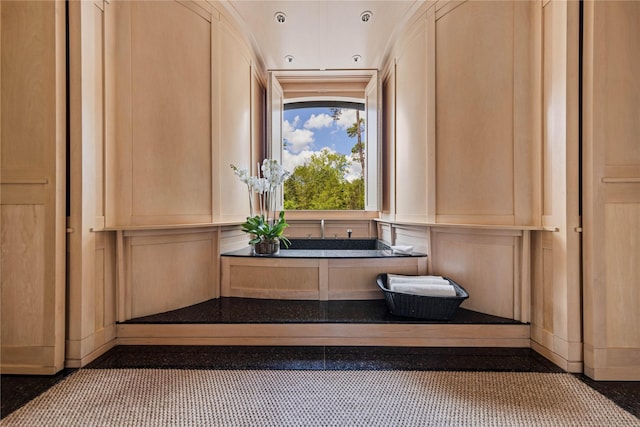 bathroom featuring a decorative wall