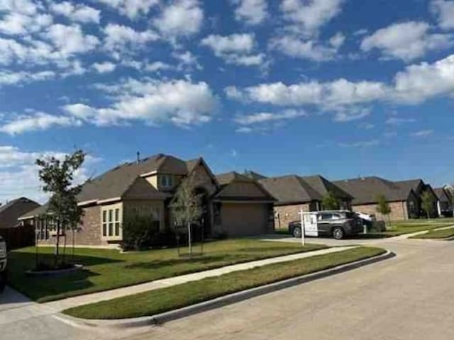 view of front of home featuring a front yard