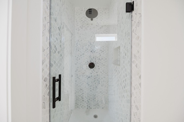 bathroom featuring a tile shower