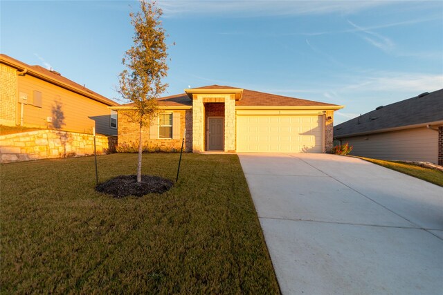 view of front facade featuring a garage and a front lawn