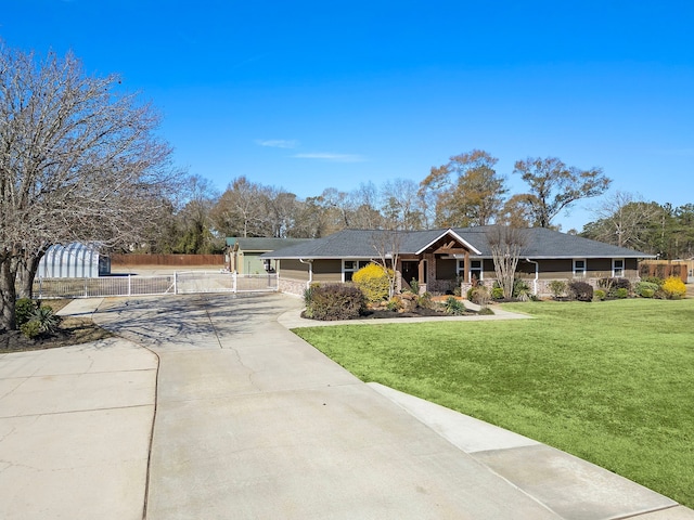 ranch-style house featuring a front yard