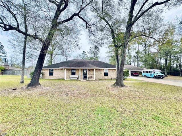 single story home featuring a front lawn