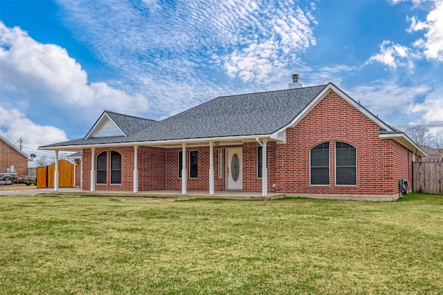 view of front of home featuring a front yard