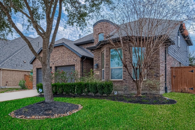 view of front facade featuring a garage and a front yard