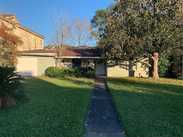 view of front of property featuring a garage and a front yard