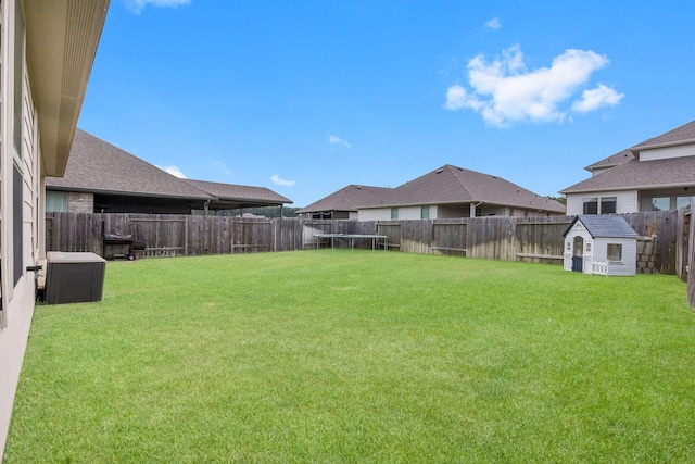 view of yard with a storage unit