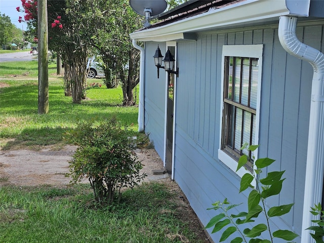 view of side of property featuring a yard