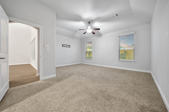 carpeted spare room with vaulted ceiling and ceiling fan