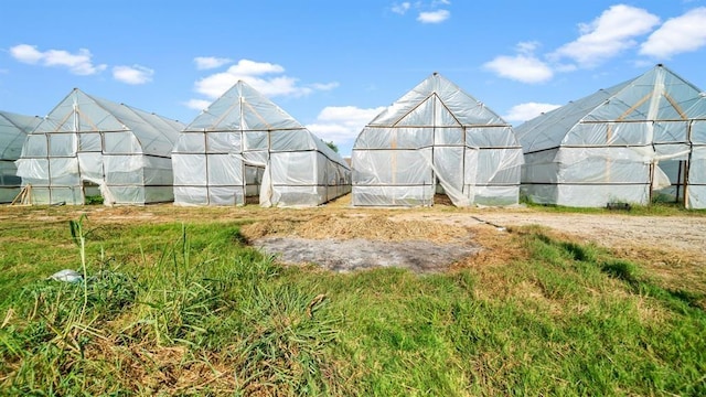 view of yard with an outdoor structure