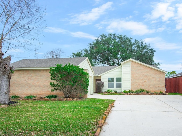 single story home featuring a front lawn