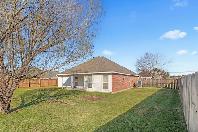 view of side of property featuring a lawn