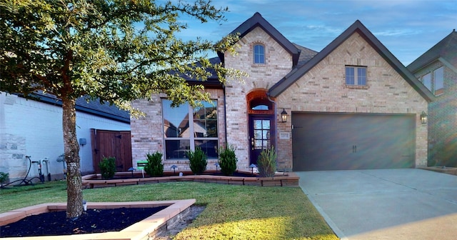 view of front facade featuring a garage and a front yard