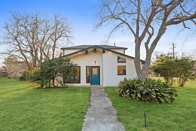 view of front of home featuring a front lawn