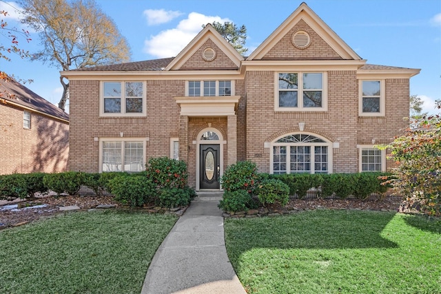 view of front facade featuring a front yard