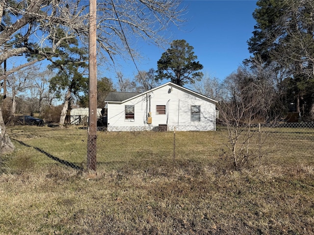 view of front of home with a front yard