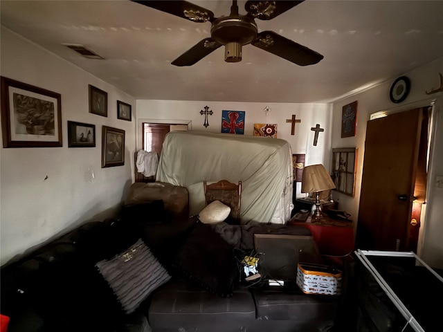 bedroom with ceiling fan