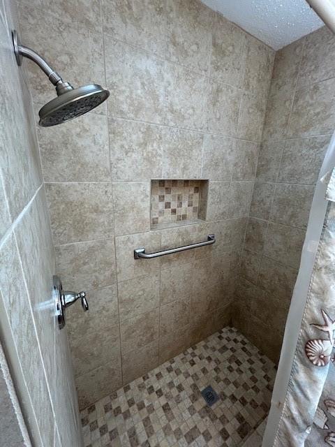 bathroom featuring a tile shower