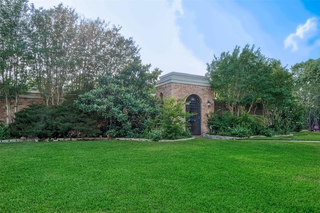 view of front facade with a front lawn