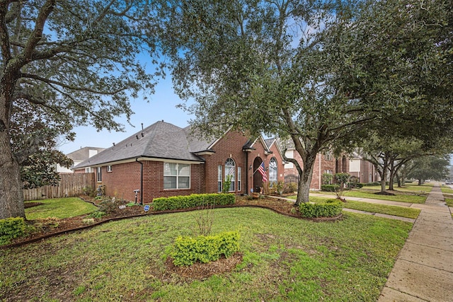 view of front facade featuring a front yard