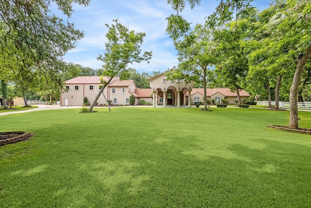 view of front of house featuring a front lawn