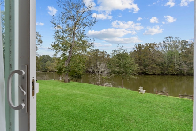 view of yard featuring a water view