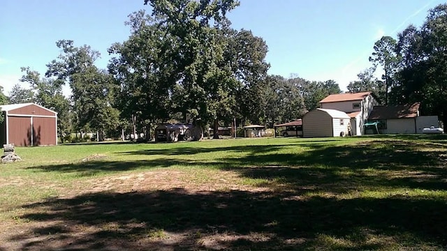 view of yard featuring a shed