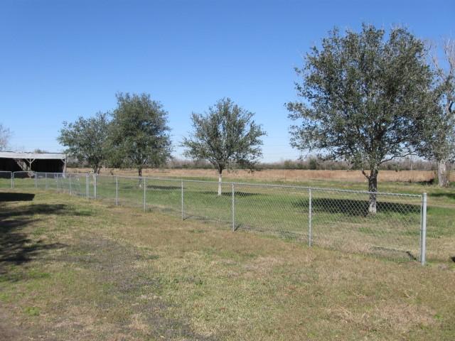 view of yard featuring a rural view