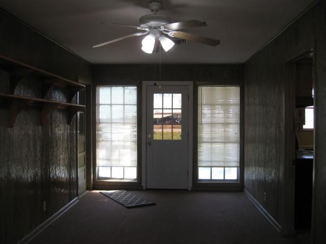 entryway featuring ceiling fan and carpet flooring