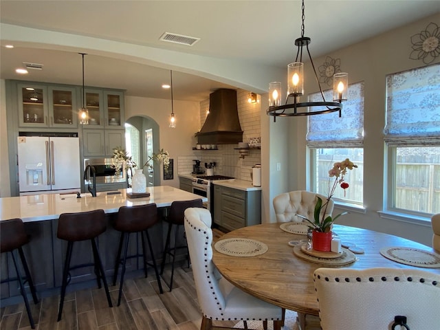 dining space featuring sink, dark hardwood / wood-style floors, and a chandelier