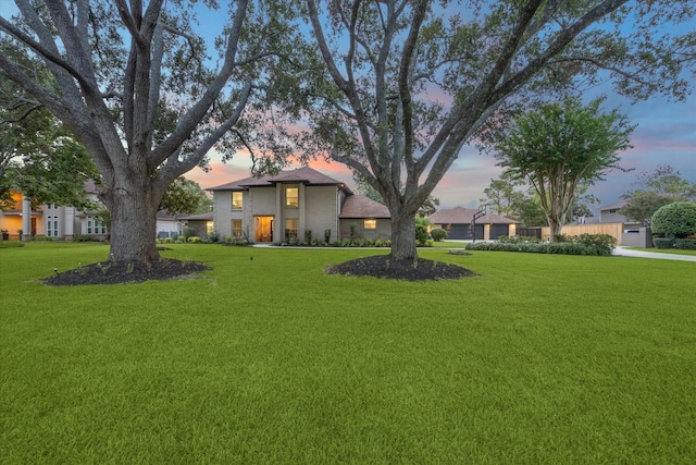 view of yard at dusk