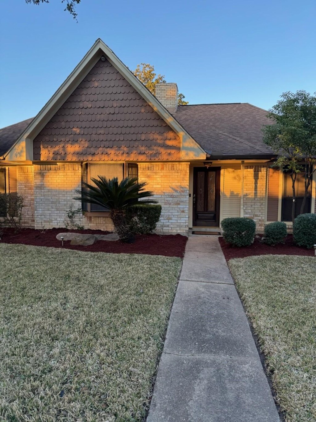 3007 Planters St, Sugar Land, TX 77479 - view of front of house featuring central AC and a front yard