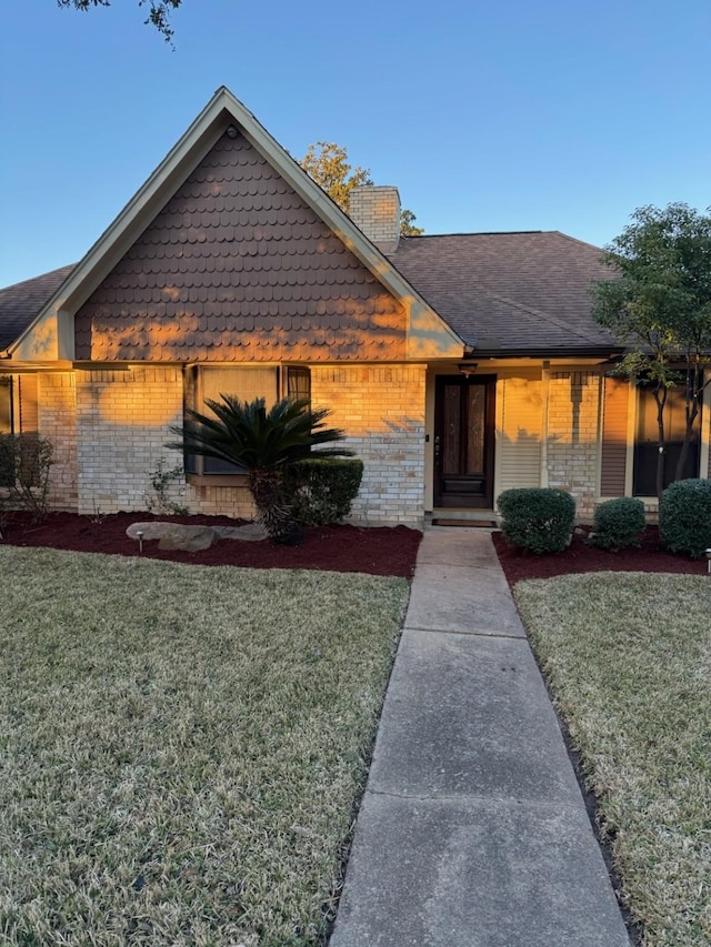 view of front of house featuring central AC and a front yard