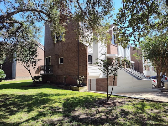 view of side of property featuring a lawn