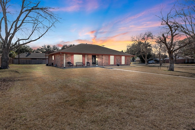 view of front of property featuring a lawn