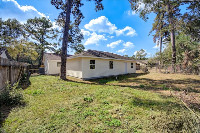 view of side of property featuring a lawn