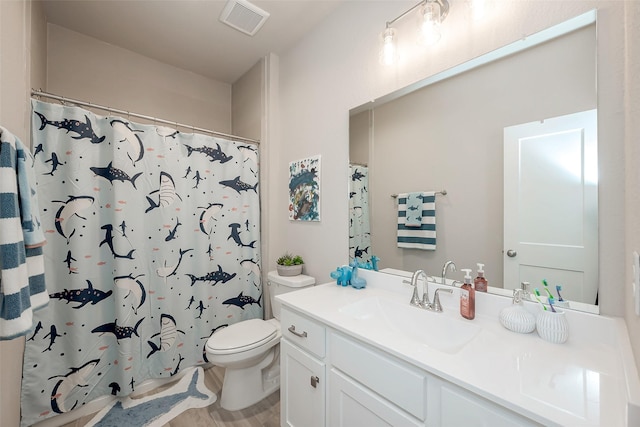 bathroom featuring a shower with curtain, vanity, and toilet