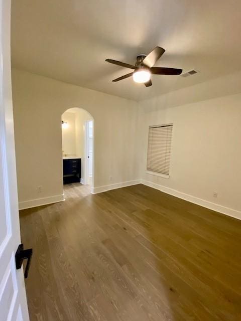 unfurnished room with dark wood-type flooring and ceiling fan