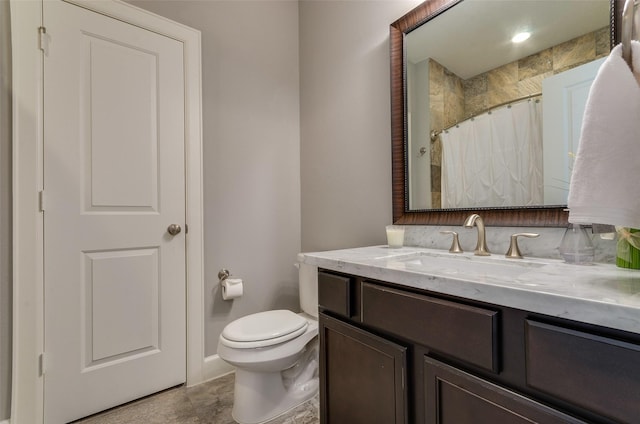 bathroom with a shower with curtain, vanity, and toilet